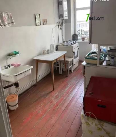 Ընդարձակ 1 սենյականոց բնակարան, Դավիթ Մալյան փողոցի նրբանցք, 57 ք.մ., 2/5 հարկ, քարե շենք