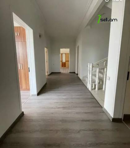 Չորս հարկանի քարե տուն Սիմեոն Երևանցու փողոցում կենտրոնում, 550 ք.մ., 3+ սանհանգույց