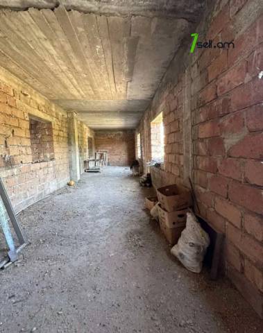 Երկու հարկանի քարե տուն 1-ին փողոցում Պտղնիում, 302 քմ, 2 սանհանգույց, մասնակի վերանորոգում