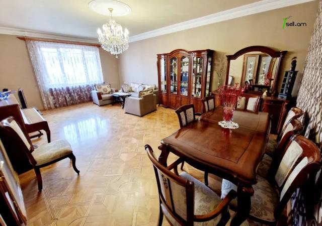 Երեք հարկանի տուն Օստրովսկու փողոցում կենտրոնում, 900 քմ, 3+ սանհանգույց, կապիտալ վերանորոգված