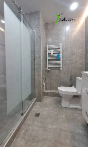 3 սենյականոց բնակարան նորակառույց շենքում Դերենիկ Դեմիրճյանի փողոցում, 135 ք.մ., նախավերջին հարկ