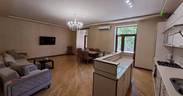 3 սենյականոց բնակարան Սայաթ-Նովայի պողոտայում, 105 քմ, 2/5 հարկ, 2 սանհանգույց, մի քանի պատշգամբ