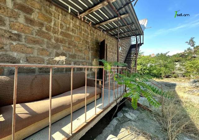 Երկու հարկանի քարե տուն Ոսկերիչների փողոցում կենտրոնում, 337 ք.մ.