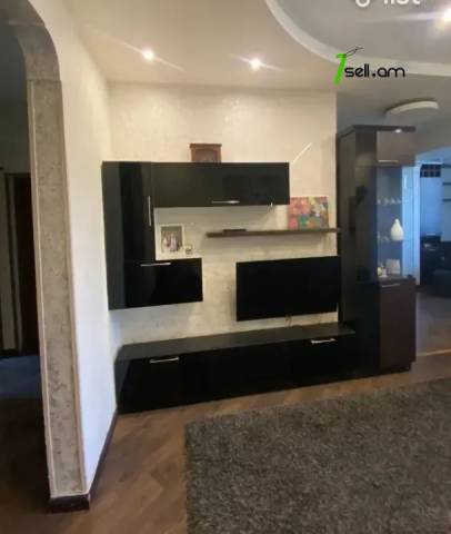 3 սենյականոց բնակարան Կոմիտասի պողոտայում, 80 ք.մ., 2/5 հարկ, կապիտալ վերանորոգված, քարե շենք