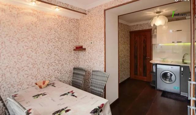 3 սենյականոց բնակարան Հանրապետության փողոցում, 83 ք.մ., 3/5 հարկ, եվրովերանորոգված, քարե շենք