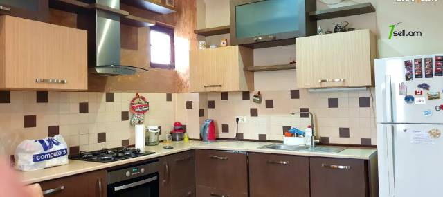 Երկու հարկանի քարե տուն, Սիրող Սրտեր բնակելի թաղամաս Նոր Նորքում, 300 ք.մ., 2 սանհանգույց