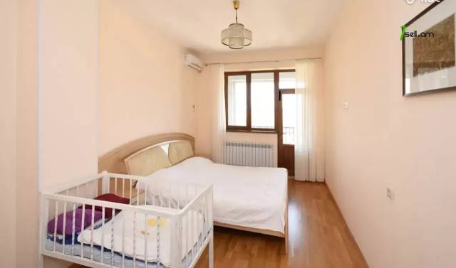 3 սենյականոց բնակարան նորակառույց շենքում Պարույր Սևակի փողոցում, 90 ք.մ., բարձր առաստաղներ