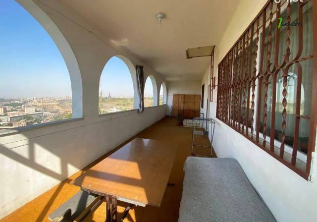 Երեք հարկանի քարե տուն Սերո Խանզադյան փողոցում Նորք Մարաշում, 370 ք.մ., 3+ սանհանգույց, մեծ հողամաս