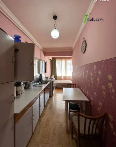 3 սենյականոց բնակարան Մամիկոնյանց փողոցում, 77 քմ, նախավերջին հարկ, կապիտալ վերանորոգված, քարե շենք