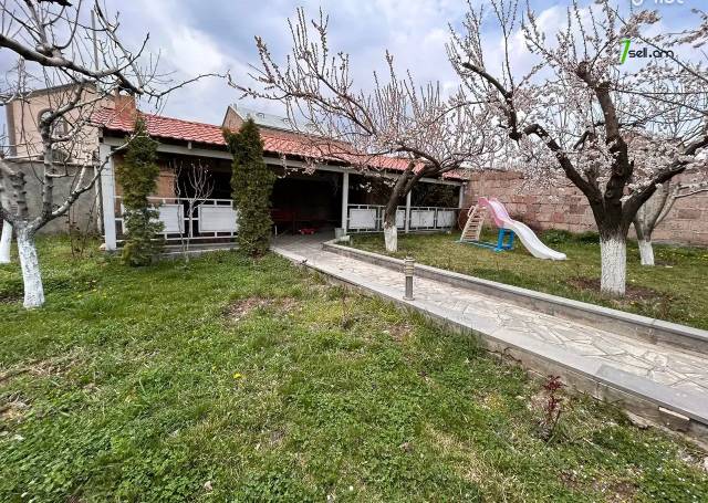 Երեք հարկանի քարե տուն Առինջի 17-րդ փողոցում Առինջում, 360 ք.մ., 3+ սանհանգույց