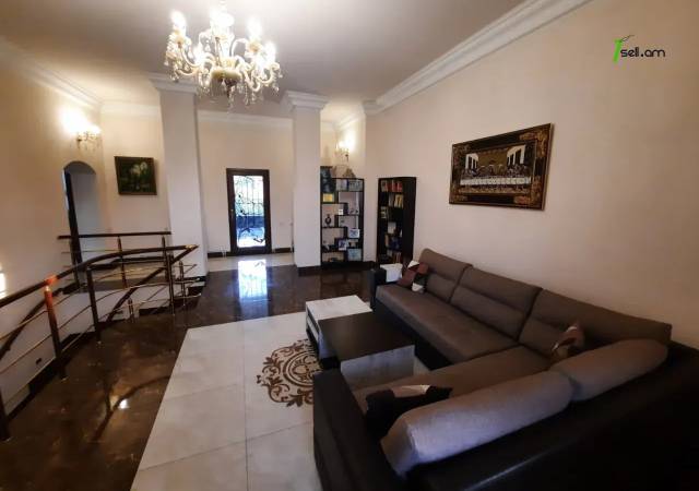 Երկու հարկանի քարե տուն Դավիթ Բեկի փողոցում Էրեբունիում, 530 ք.մ., 2 սանհանգույց