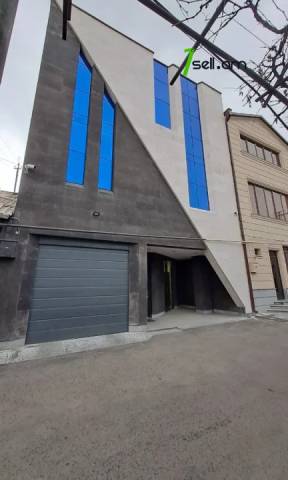 Չորս հարկանի քարե տուն Խորենացու փողոցում կենտրոնում, 360 ք.մ., 2 սանհանգույց