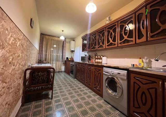 3 սենյականոց բնակարան Արաբկիրում, 73 ք.մ., 2 սանհանգույց, 3/5 հարկ, կապիտալ վերանորոգված, քարե շենք