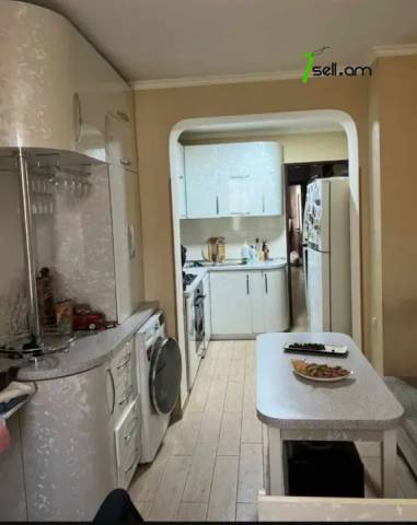 4 սենյականոց բնակարան Շիրակի փողոցում, 102 ք.մ., 1/4 հարկ, կապիտալ վերանորոգված, քարե շենք