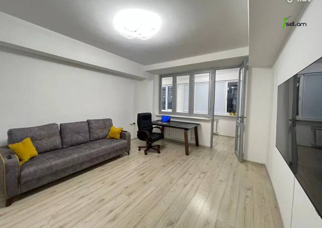 3 սենյականոց բնակարան Եզնիկ Կողբացու փողոցում, 95 ք.մ., 2 սանհանգույց, մի քանի պատշգամբ, 4/10 հարկ