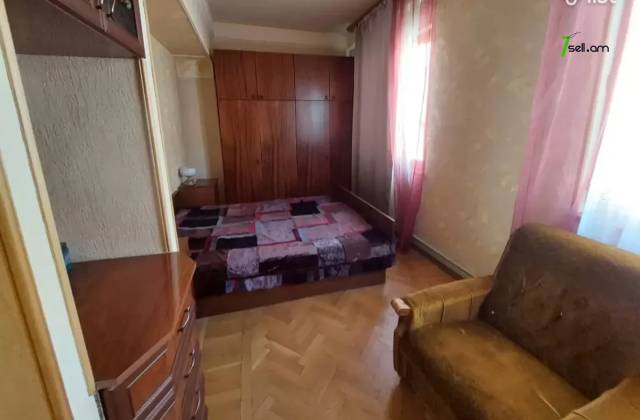 4 սենյականոց բնակարան Դրոյի փողոցում, 117 քմ, 2/5 հարկ, կոսմետիկ վերանորոգում, քարե շենք