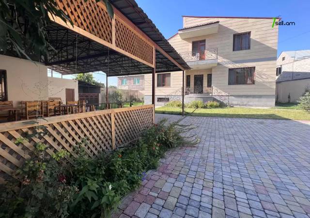 Երկու հարկանի քարե տուն, Թբիլիսյան խճուղի Քանաքեռ Զեյթունում, 900 ք.մ., 3+ սանհանգույց