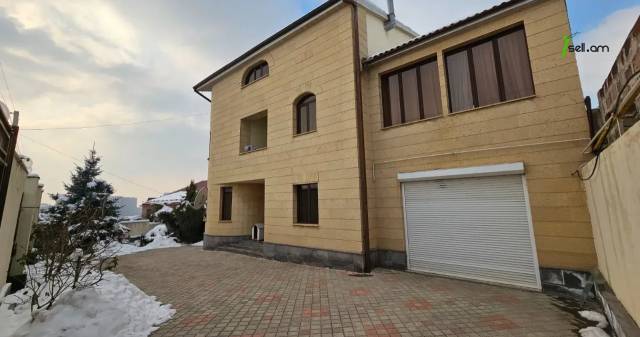 Երեք հարկանի քարե տուն Խաչատուր Աբովյանի փողոցում Ավանում, 1960 ք.մ., 3+ սանհանգույց