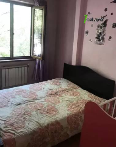 2 սենյականոց բնակարան Վրացական փողոցում, 50 ք.մ., 2/5 հարկ, մասնակի վերանորոգում, քարե շենք