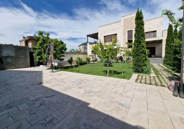 Երկու հարկանի քարե տուն Բագրևանդի փողոցում Նոր Նորքում, 600 ք.մ., 3+ սանհանգույց