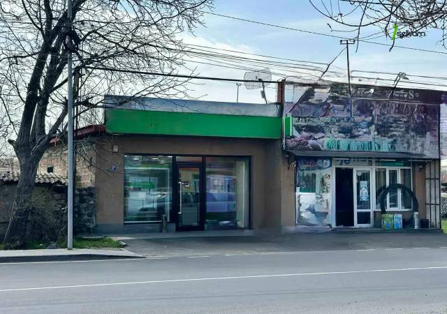 Բազմաֆունկցիոնալ գույք Չարենցի փողոցում Եղվարդում, 600 ք.մ.