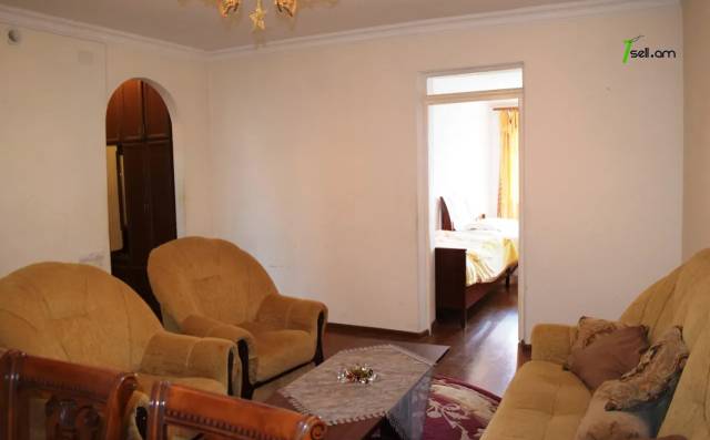 3 սենյականոց բնակարան Միխայիլ Սալտիկով-Շեդրինի փողոցում, 73 ք.մ., եվրովերանորոգված, քարե շենք