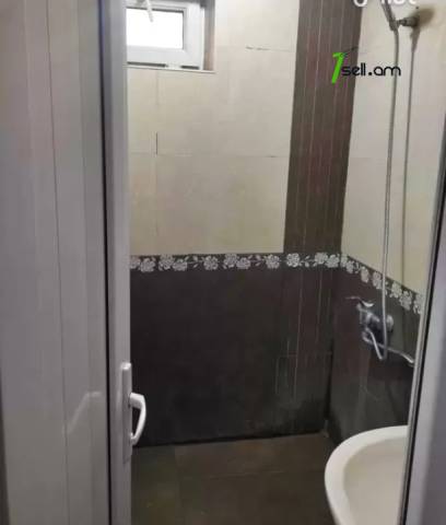 5 սենյականոց բնակարան Էրեբունիում, 84 ք.մ., 2 սանհանգույց, մի քանի պատշգամբ, կապիտալ վերանորոգված