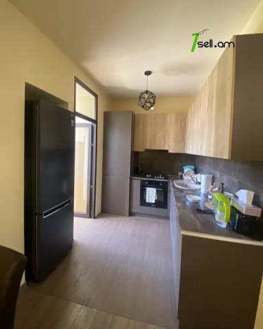 4 սենյականոց բնակարան Կոմիտասի պողոտայում, 91 ք.մ., բարձր առաստաղներ, մի քանի պատշգամբ, 3/5 հարկ