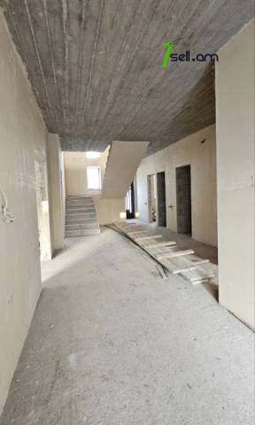 Երկու հարկանի տուն Պարույր Սևակի փողոցում Ավանում, 888 քմ, 2 սանհանգույց, մասնակի վերանորոգում