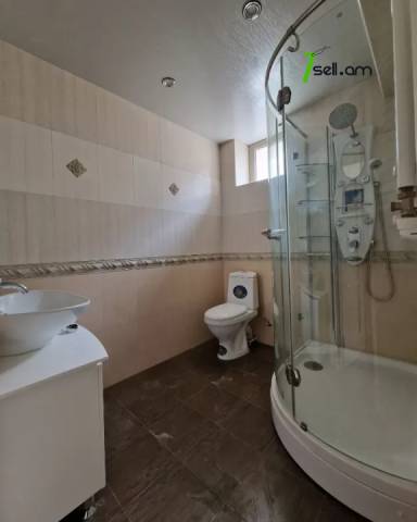 Երեք հարկանի քարե տուն, Նոյ թաղամաս Աջափնյակում, 600 ք.մ., 3+ սանհանգույց, եվրովերանորոգված