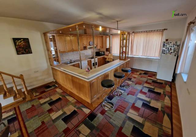 Երեք հարկանի քարե տուն Լուսինե Զաքարյան փողոցում Նորք Մարաշում, 300 քմ, 3+ սանհանգույց