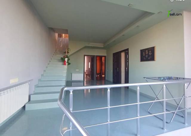 Երեք հարկանի տուն Բագրևանդի փողոցում Նոր Նորքում, 320 քմ, 2 սանհանգույց, կապիտալ վերանորոգված