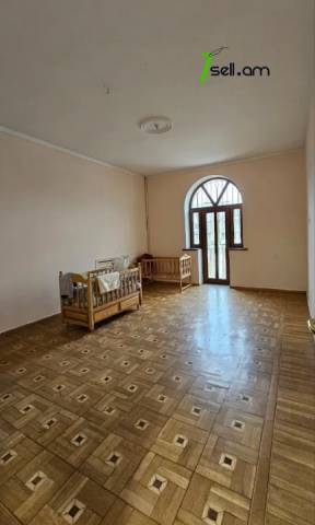 Բազմաֆունկցիոնալ գույք Ազատության պողոտայում Արաբկիրում, 900 քմ