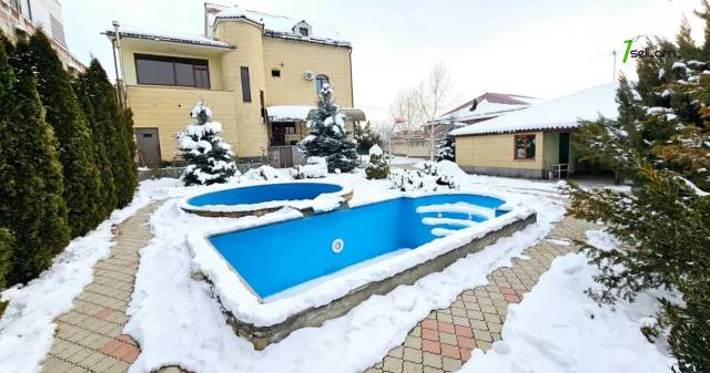 Երեք հարկանի քարե տուն Խաչատուր Աբովյանի փողոցում Ավանում, 1960 ք.մ., 3+ սանհանգույց