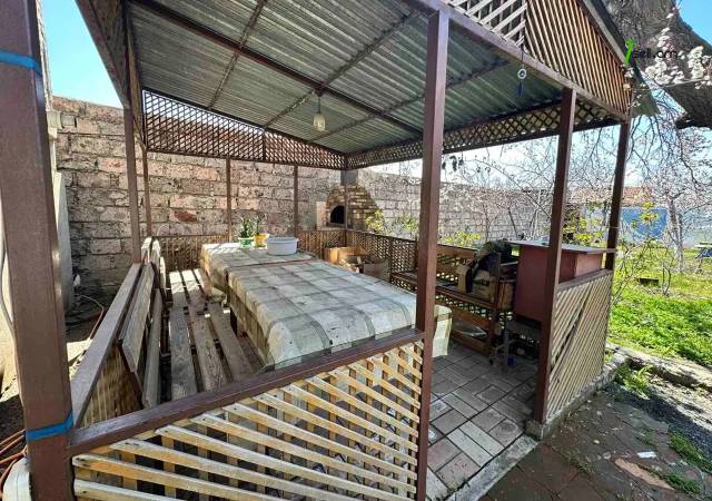 Երկու հարկանի քարե տուն 15-րդ փողոցում Շենգավիթում, 597 քմ, 2 սանհանգույց, կոսմետիկ վերանորոգում