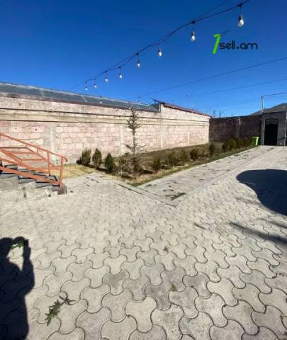 Երկու հարկանի քարե տուն Նոր Նորքում, 800 ք.մ., 3+ սանհանգույց, եվրովերանորոգված