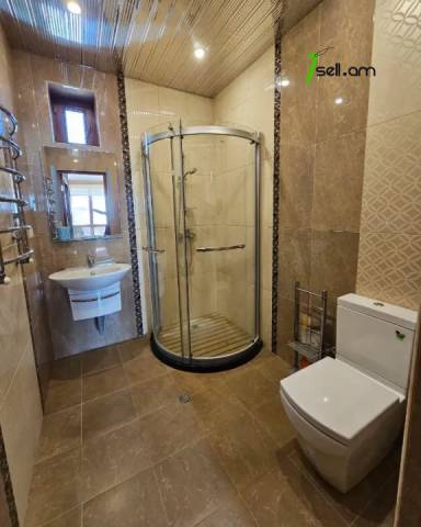 Երկու հարկանի քարե տուն Աջափնյակում, 1000 ք.մ., 3+ սանհանգույց, դիզայներական ոճով վերանորոգված