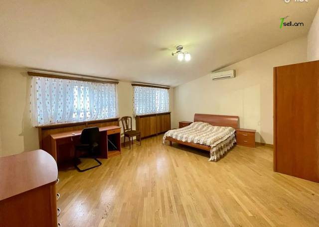 Ընդարձակ 4 սենյականոց բնակարան նորակառույց շենքում Զաքյան փողոցում, 270 ք.մ., 3+ սանհանգույց