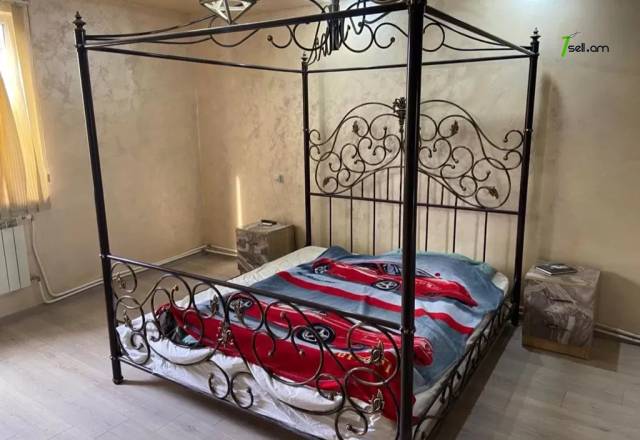 Երկու հարկանի քարե տուն Դավիթ Բեկի փողոցում Էրեբունիում, 200 ք.մ., եվրովերանորոգված