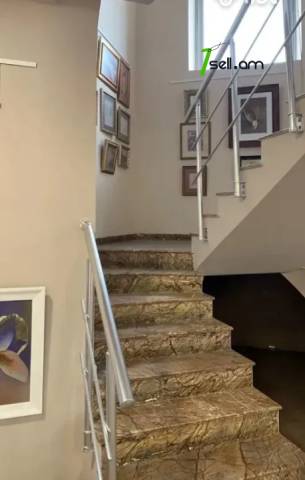 Գրասենյակային տարածք Խանջյան փողոցում կենտրոնում, 260 ք.մ.