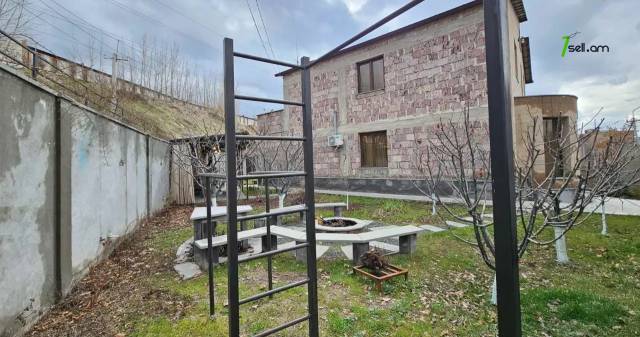 Երկու հարկանի քարե տուն Նվեր Սաֆարյան փողոցում Ավանում, 729 ք.մ., 3+ սանհանգույց