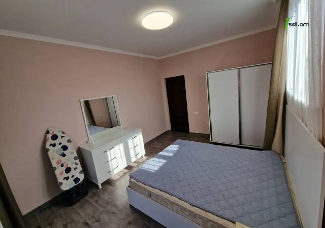 Երկու հարկանի քարե տուն Հաղթանակի փողոցում Ձորաղբյուրում, 500 ք.մ., 3+ սանհանգույց, եվրովերանորոգված