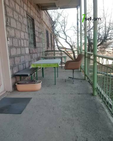 Երկու հարկանի քարե տուն Աբովյանում, 1600 ք.մ.