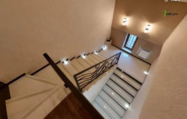 6 սենյականոց բնակարան Հանրապետության փողոցում, 230 ք.մ., նախավերջին հարկ, 3+ սանհանգույց