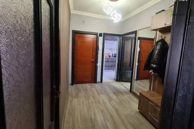 3 սենյականոց բնակարան, Դավթաշեն 4-րդ թաղամաս, 75 քմ, 6/9 հարկ, մի քանի պատշգամբ