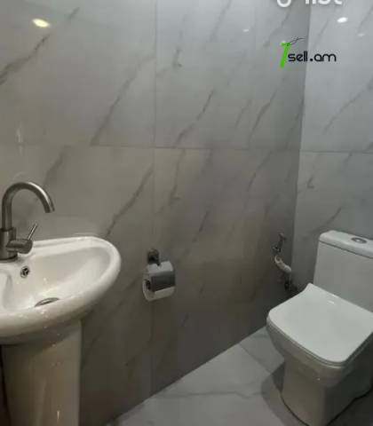3 սենյականոց բնակարան նորակառույց շենքում Դերենիկ Դեմիրճյանի փողոցում, 125 ք.մ., 2 սանհանգույց