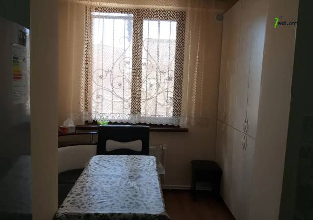 2 սենյականոց բնակարան, Lyuksemburg Street, 62 ք.մ., 1/4 հարկ, կապիտալ վերանորոգված, քարե շենք