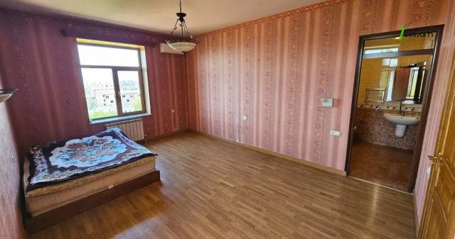 Չորս հարկանի քարե տուն Գարեգին Հովսեփյանի փողոցում Նորք Մարաշում, 2265 քմ, 3+ սանհանգույց