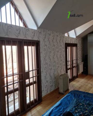 Երկու հարկանի քարե տուն Քեռու փողոցում Ձորաղբյուրում, 1200 քմ, 2 սանհանգույց, եվրովերանորոգված