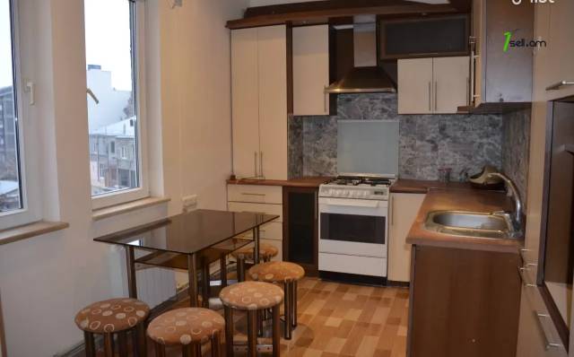 3 սենյականոց բնակարան Նար-Դոսի փողոցում, 90 ք.մ., 2 սանհանգույց, բարձր առաստաղներ, նախավերջին հարկ